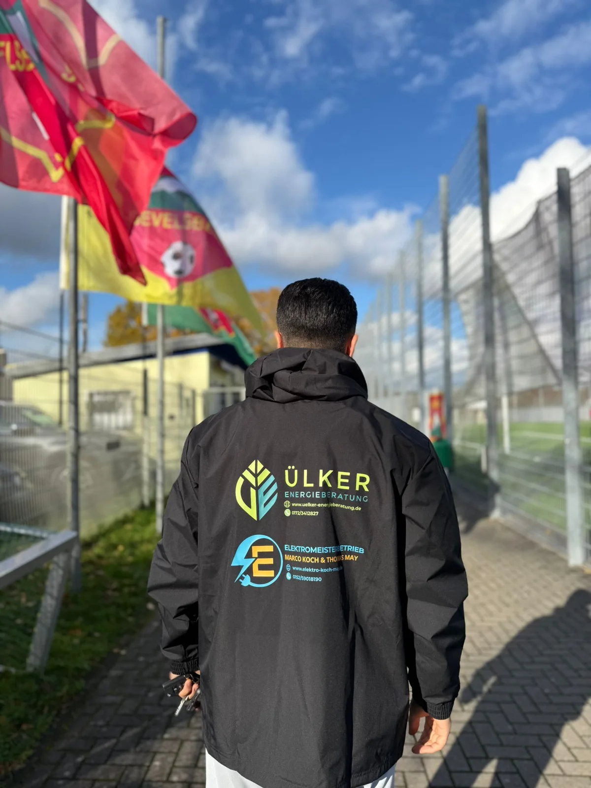 Regenjacke mit den Logos von Ülker Energieberatung und Elektro Koch & May